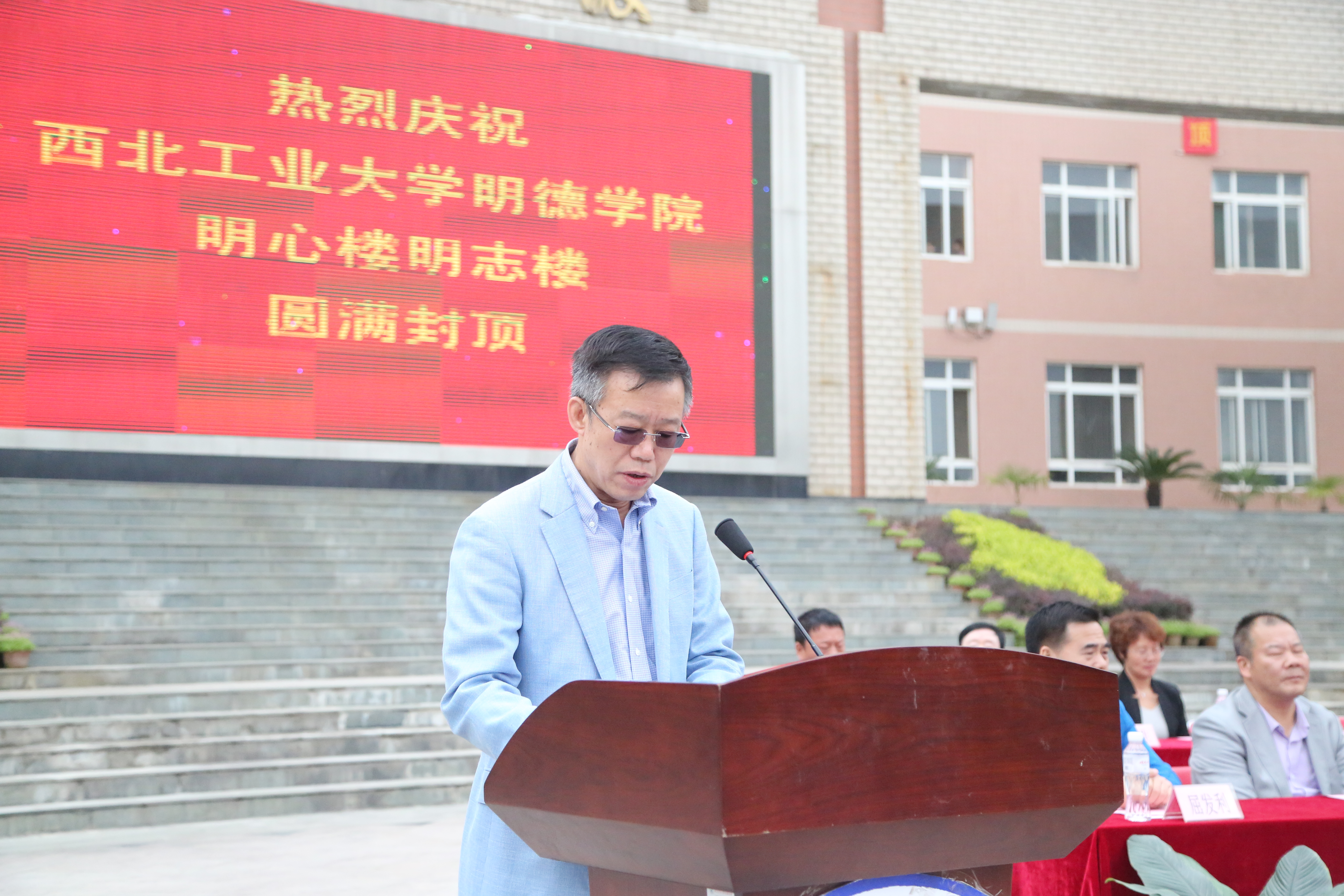 Mingde College “Ming Xin House” and “Ming Zhi House” are successfully capped